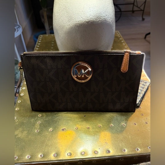 Michael Kors Handbags - Michael Kors Fulton Jet Set Clutch EUC